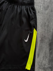 (S) Nike Dri Fit мъжки шорти (юноши XL, но отговарят на мъжки S)