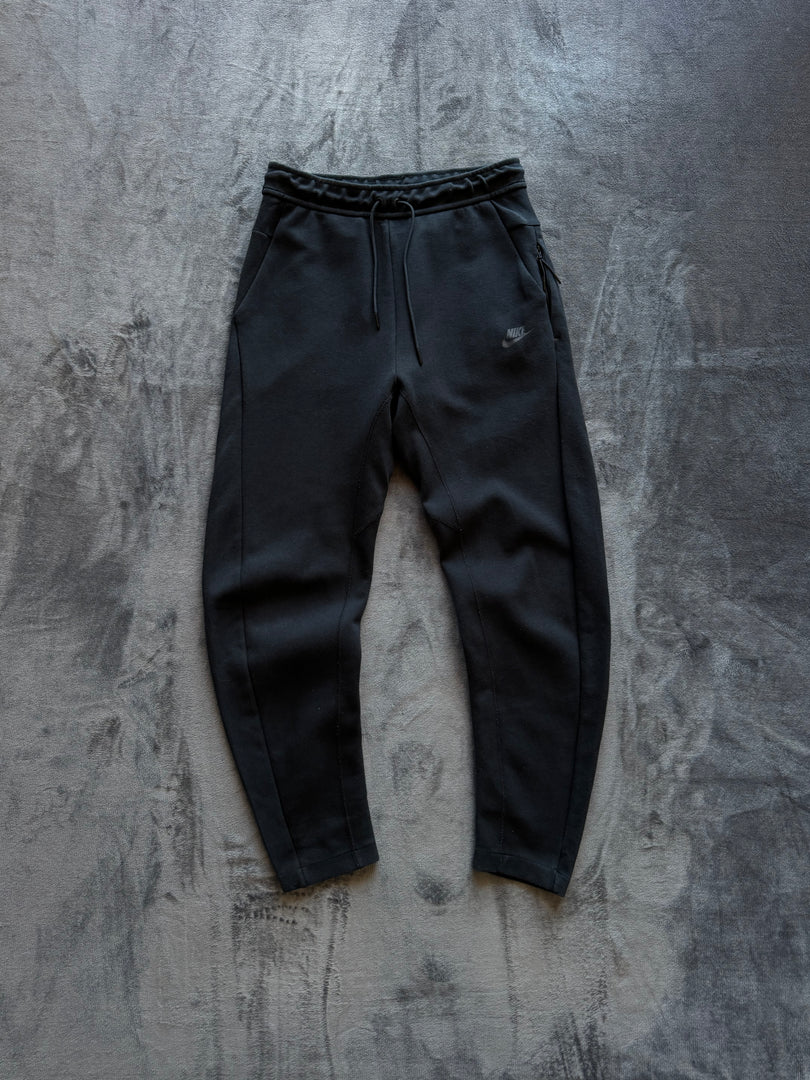 (S) Nike Tech Fleece мъжко долнище (леко избеляване по ластика)