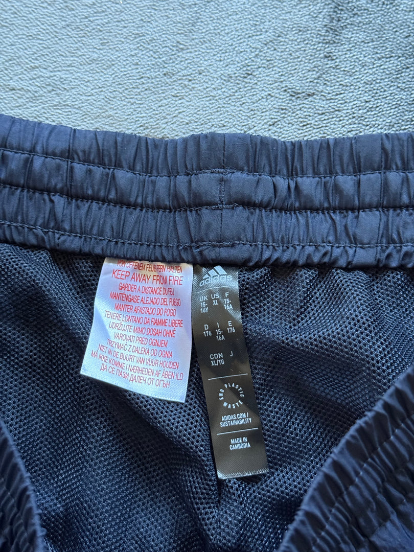 (S) Adidas шушлеково долнище (По етикет детско 176см, но отговарят на мъжко S)