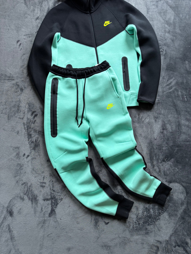 (XS) Nike Tech Fleece Tracksuit