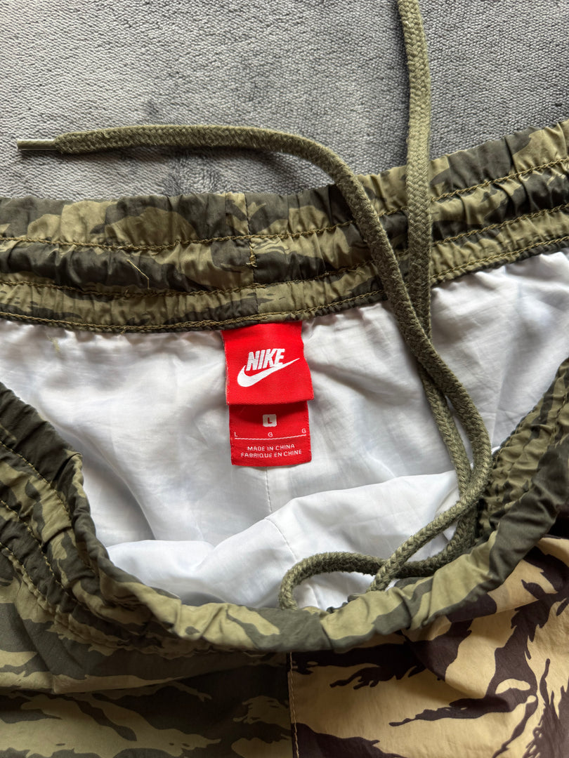 (L) Nike Swoosh мъжки камо шорти