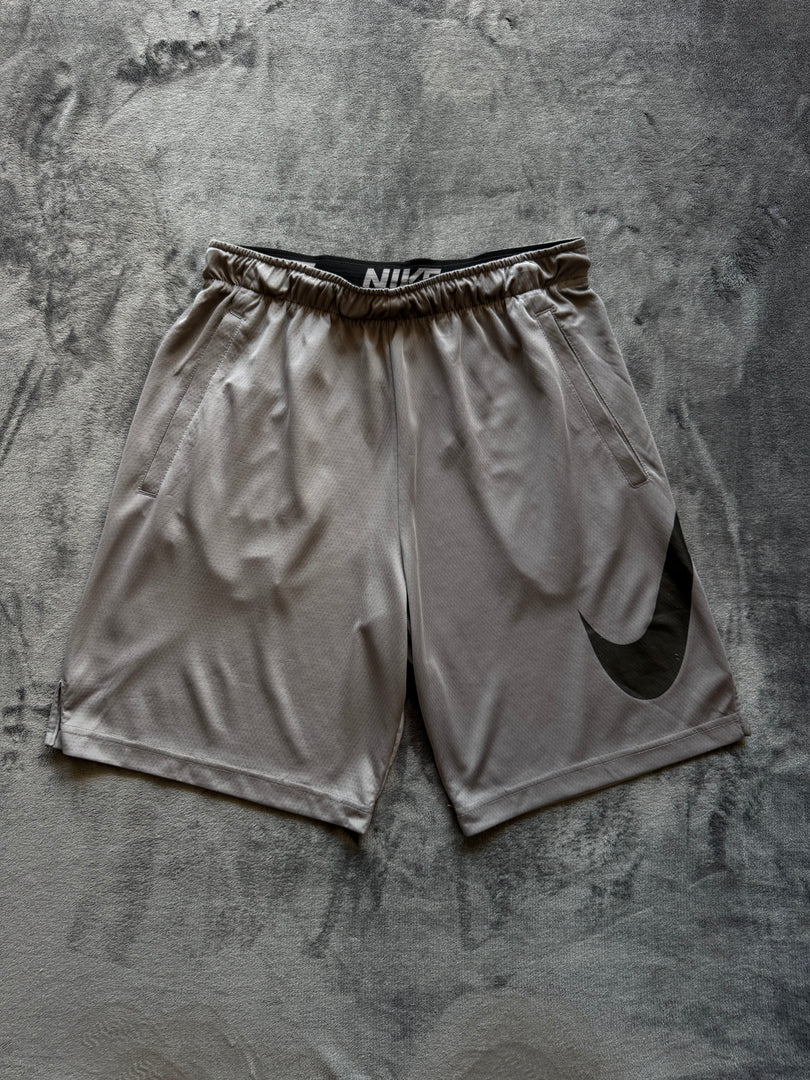 (ЗАБЕЛЕЖКА) (L) Nike Swoosh Dri Fit мъжки шорти (липсващ конец с шев)