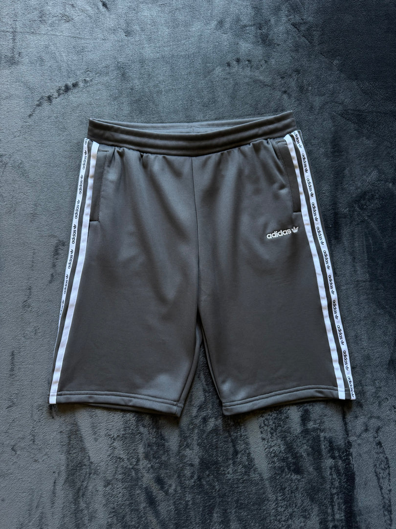 (S) Adidas шорти (По етикет детско 164см, на отговаря на мъжко S)