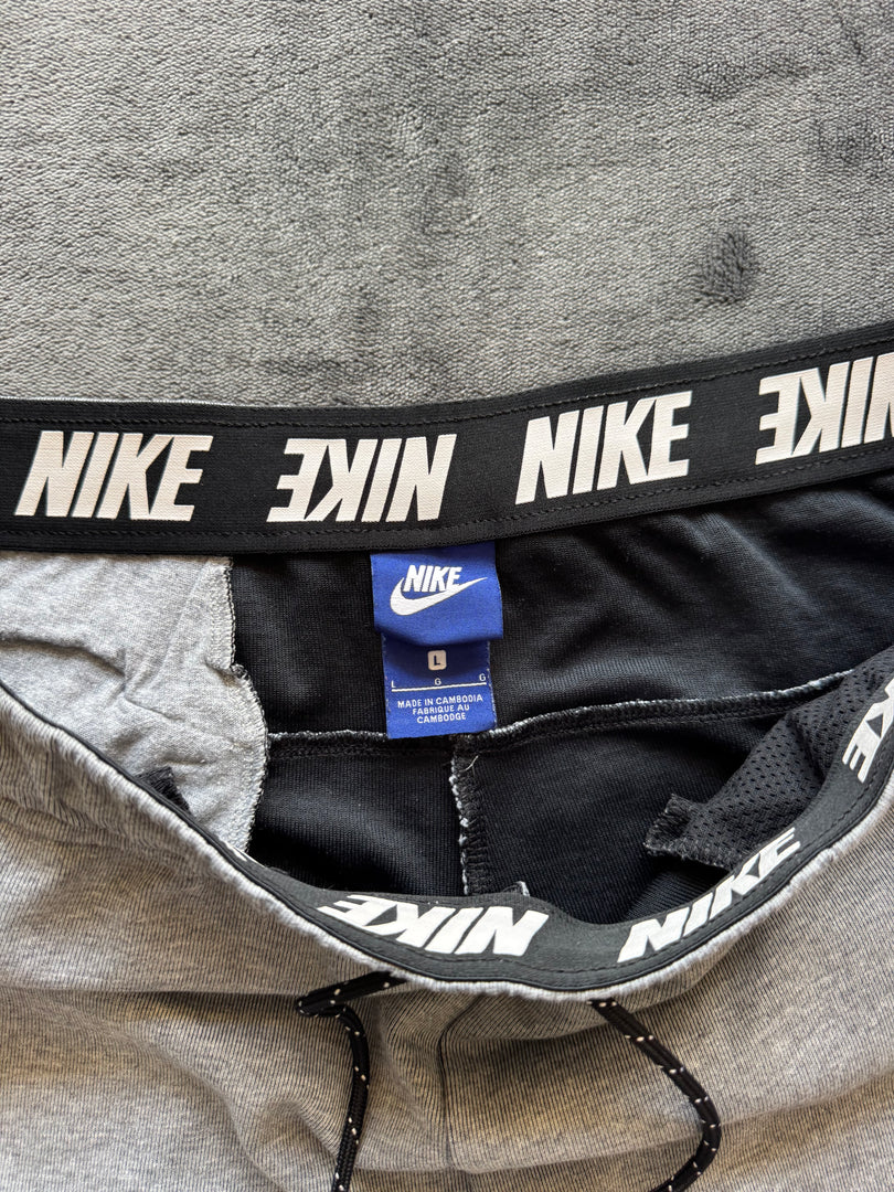 (ЗАБЕЛЕЖКА) (L) Nike мъжки шорти (петно вероятно белина)
