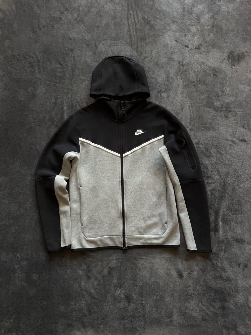 (S) Nike Tech Fleece мъжки суичър (избеляло около качулка)