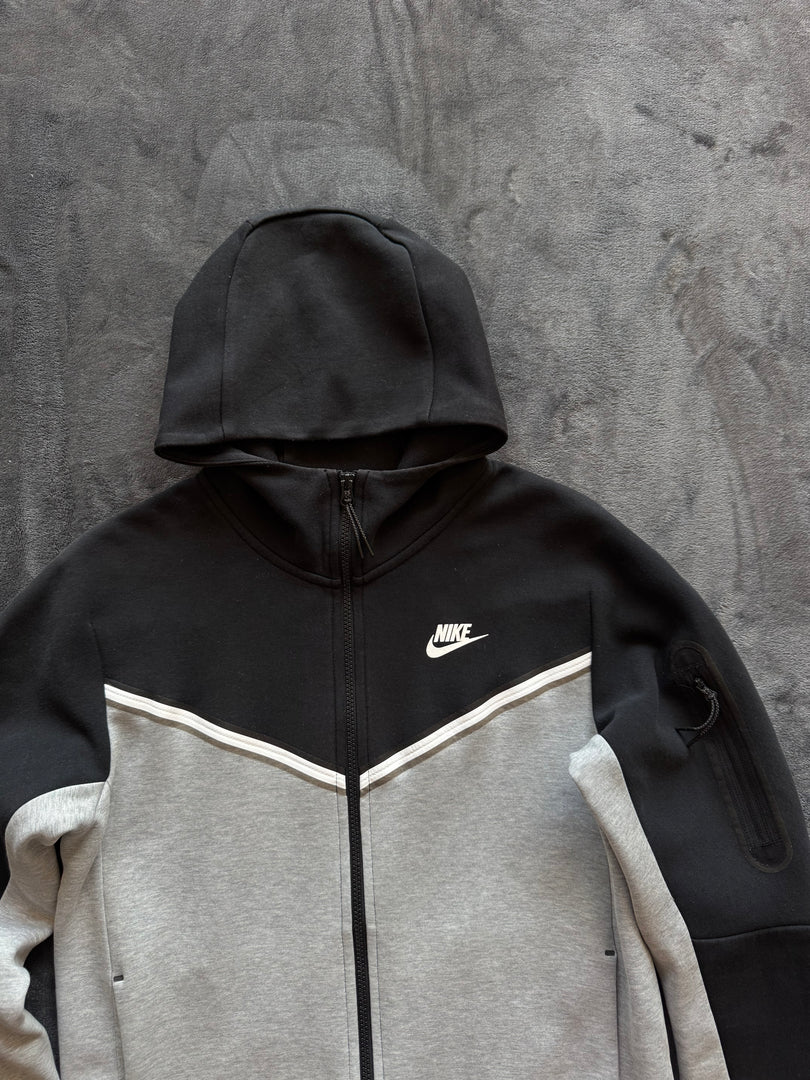 (S) Nike Tech Fleece мъжки суичър (избеляло около качулка)