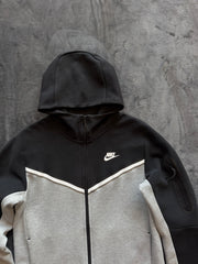 (S) Nike Tech Fleece мъжки суичър (избеляло около качулка)
