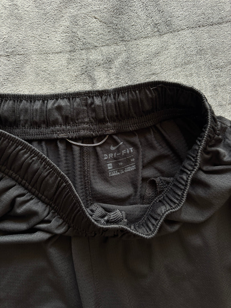 (S) Nike Dri Fit мъжки шорти (юноши XL, но отговарят на мъжки S)