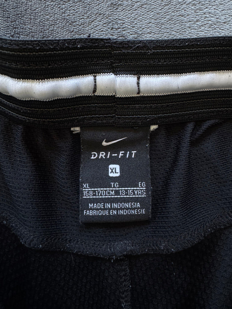 (XS) Nike Dri-Fit Shorts (По етикет детско 158-170см, но отговаря на мъжко XS)