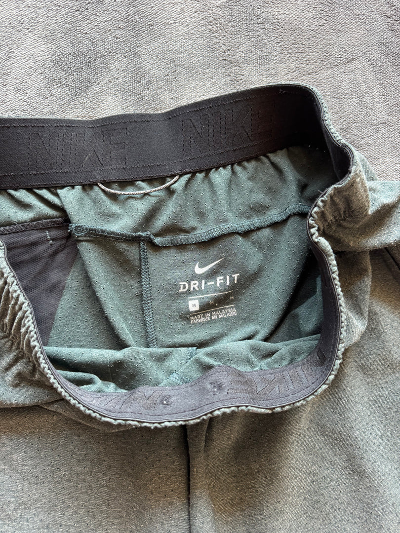 (ЗАБЕЛЕЖКА) (M) Nike Dri Fit мъжки шорти (липсват връзки)