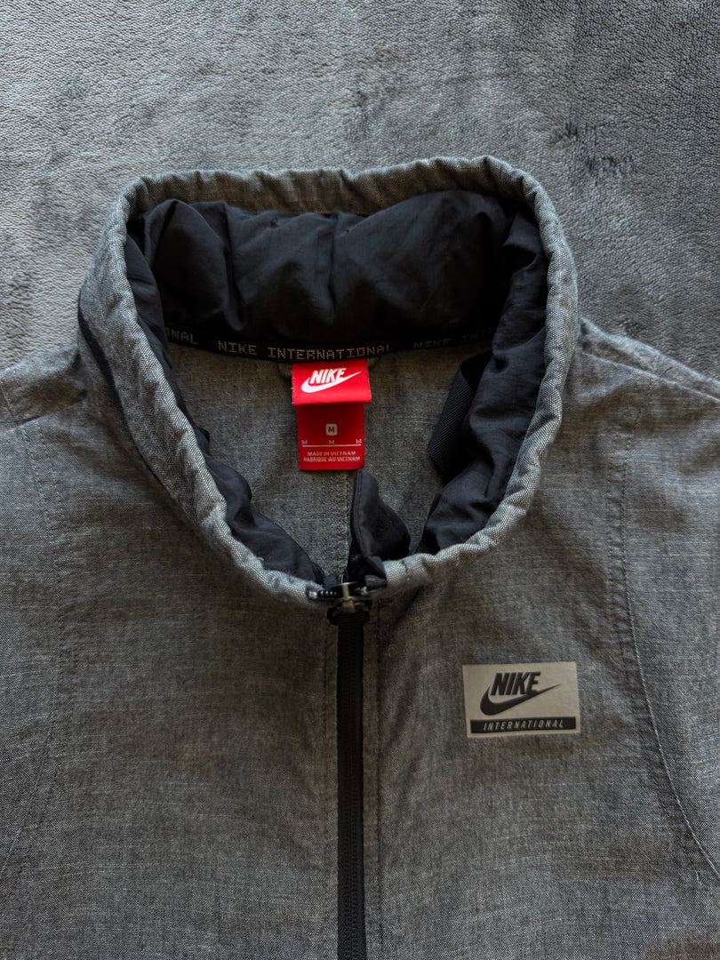 (ДАМСКО) (M) Nike International дамска дълга ветровка
