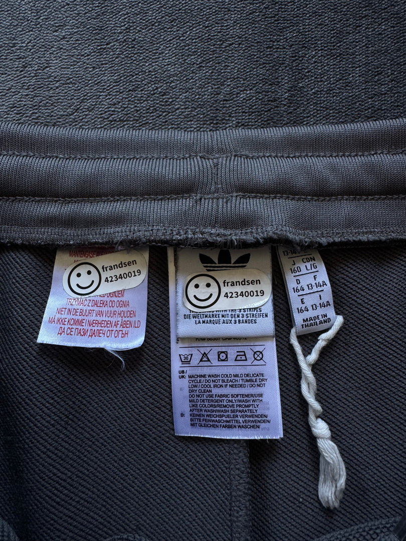 (S) Adidas шорти (По етикет детско 164см, на отговаря на мъжко S)