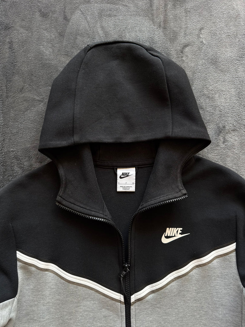 (S) Nike Tech Fleece мъжки суичър (избеляло около качулка)
