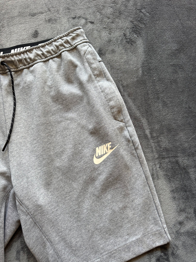 (ЗАБЕЛЕЖКА) (L) Nike мъжки шорти (петно вероятно белина)