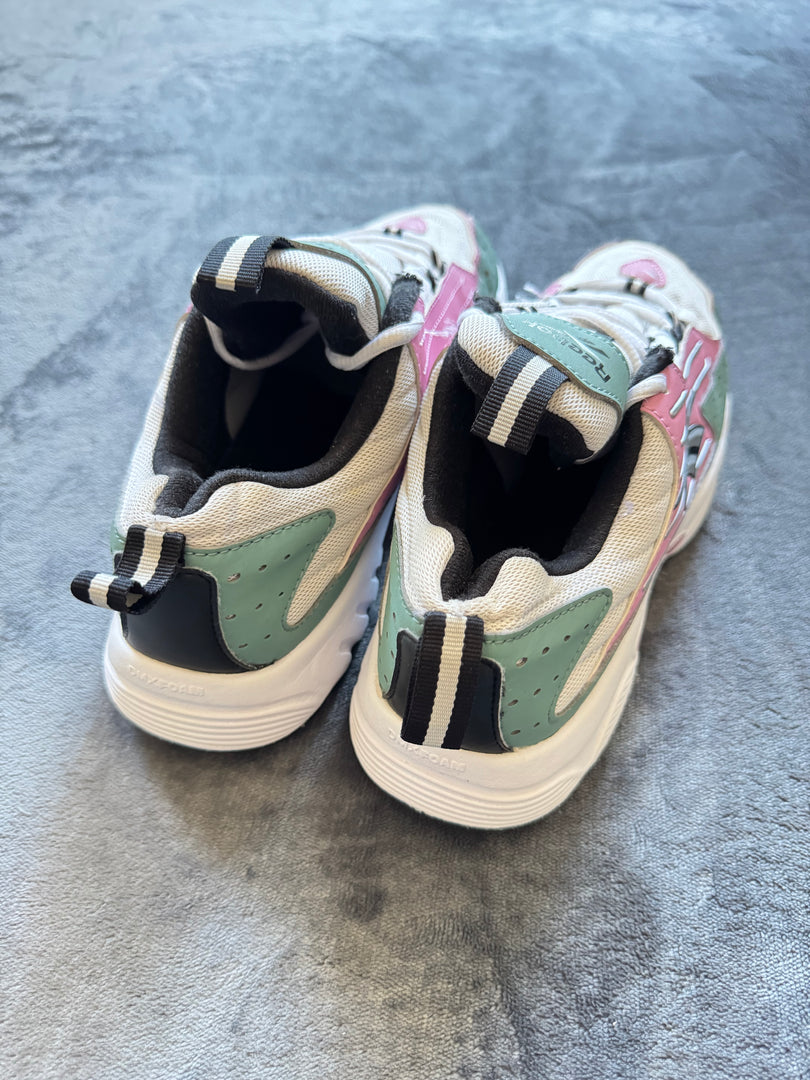(40) Reebok DMX Series 2000 Shoes