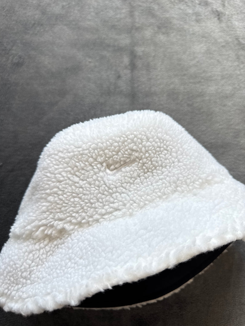 (ДАМСКО) Nike двулицева шапка тип “идиотка” (нова без етикет)