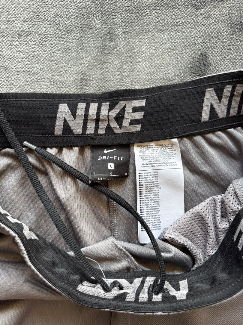 (ЗАБЕЛЕЖКА) (L) Nike Swoosh Dri Fit мъжки шорти (липсващ конец с шев)