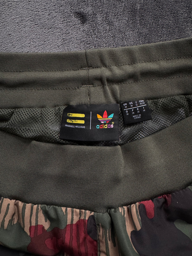 (M) ADIDAS X PHARRELL WILLIAMS Hu Camo Track Pants (ново липсва етикет)