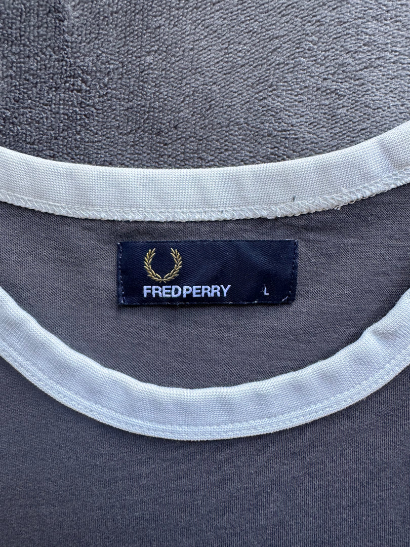 (S) Fred Perry T-Shirt (тениската е като нова от пречупената светлина изглежда че е два цвята!!!)