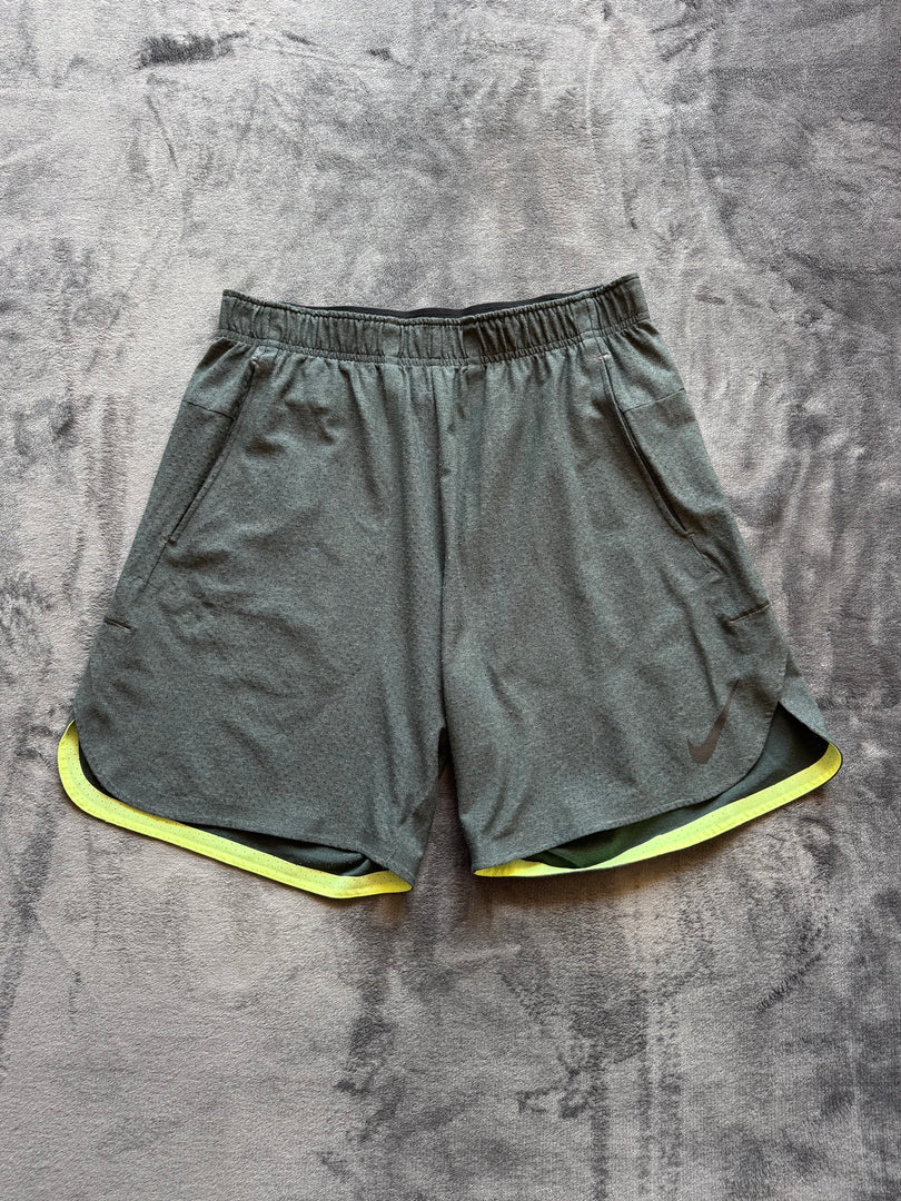 (ЗАБЕЛЕЖКА) (M) Nike Dri Fit мъжки шорти (липсват връзки)