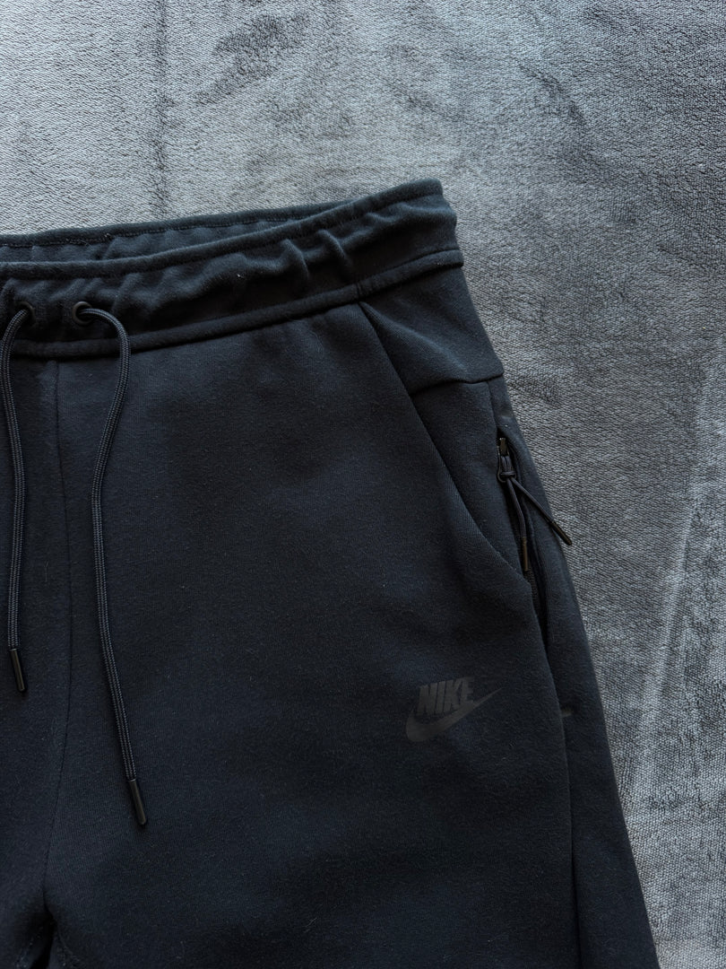 (S) Nike Tech Fleece мъжко долнище (леко избеляване по ластика)