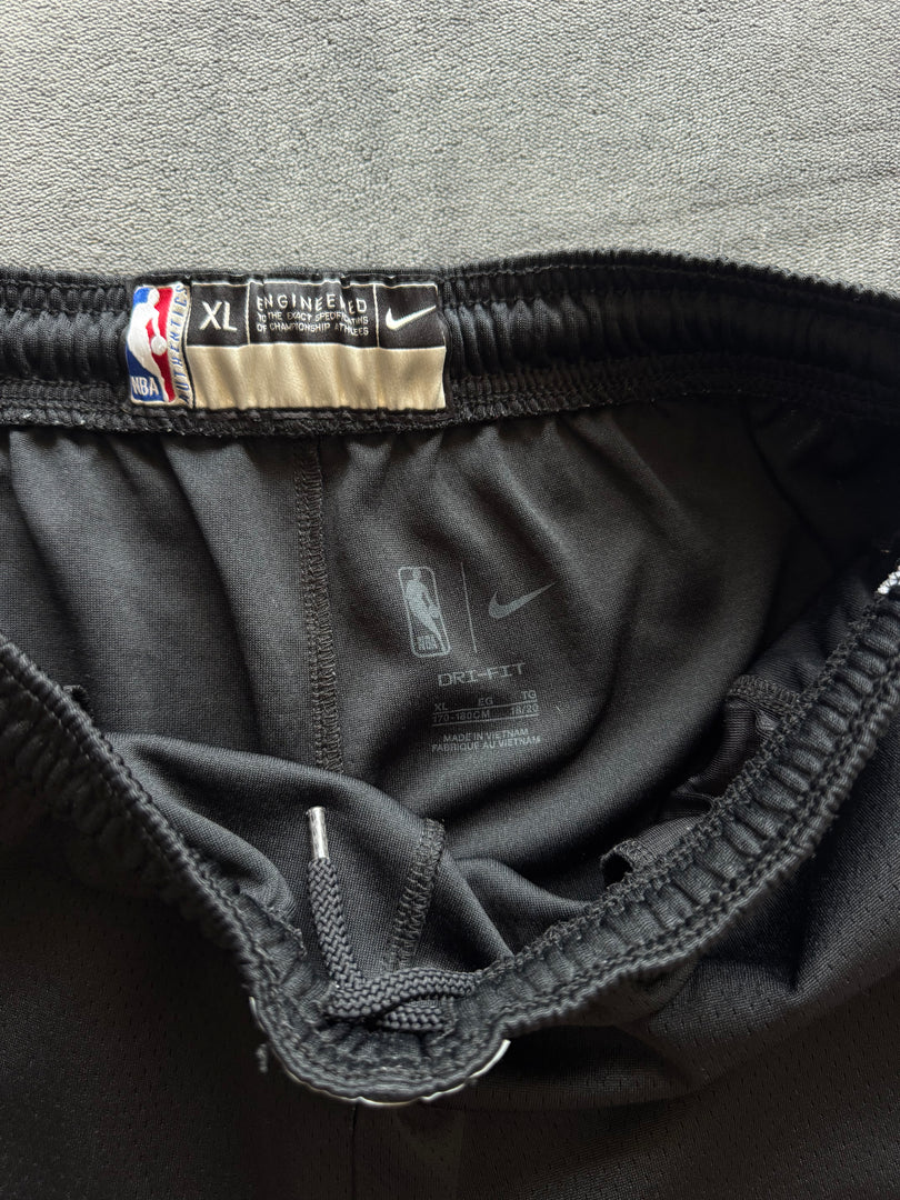 (S) Nike x Nets мъжки шорти (XL юноши но отговаря на мъжки S)