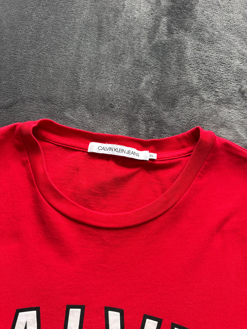 (L) Calvin Klein мъжка тениска (по етикет XL,но е вталена и отговаря на L размер)