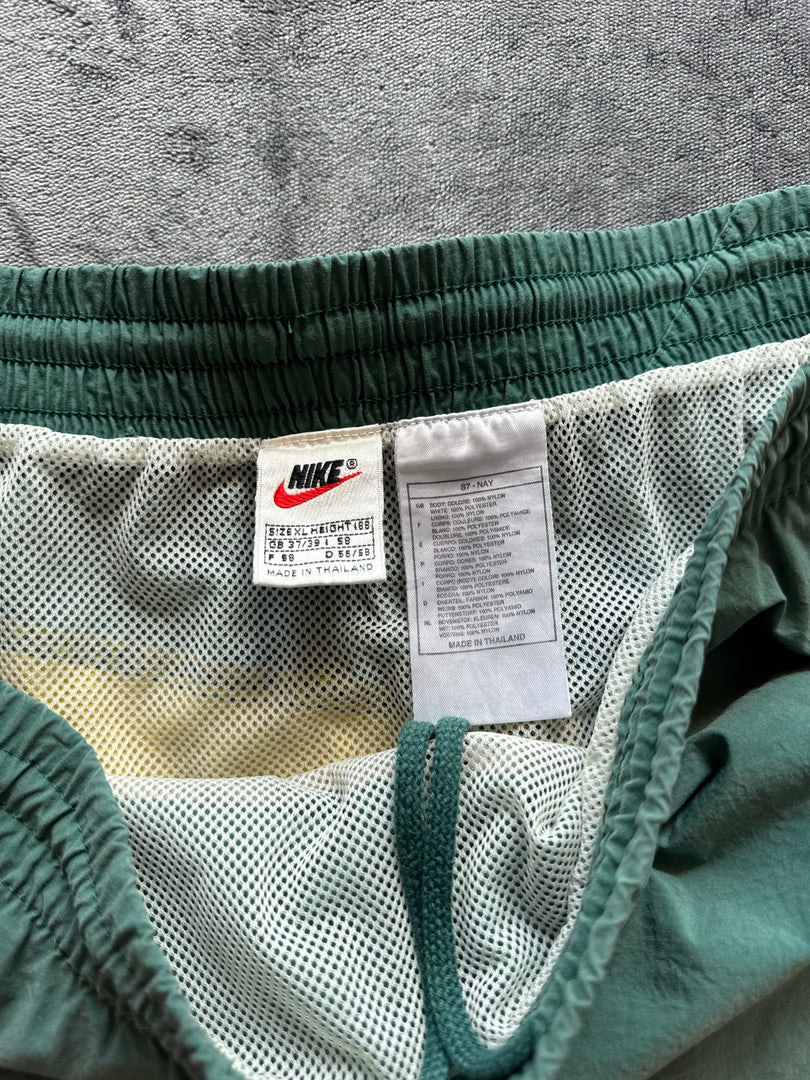 (ЗАБЕЛЕЖКА) (XL) Nike Swoosh мъжки шорти (ДУПКА ПЕТНА)