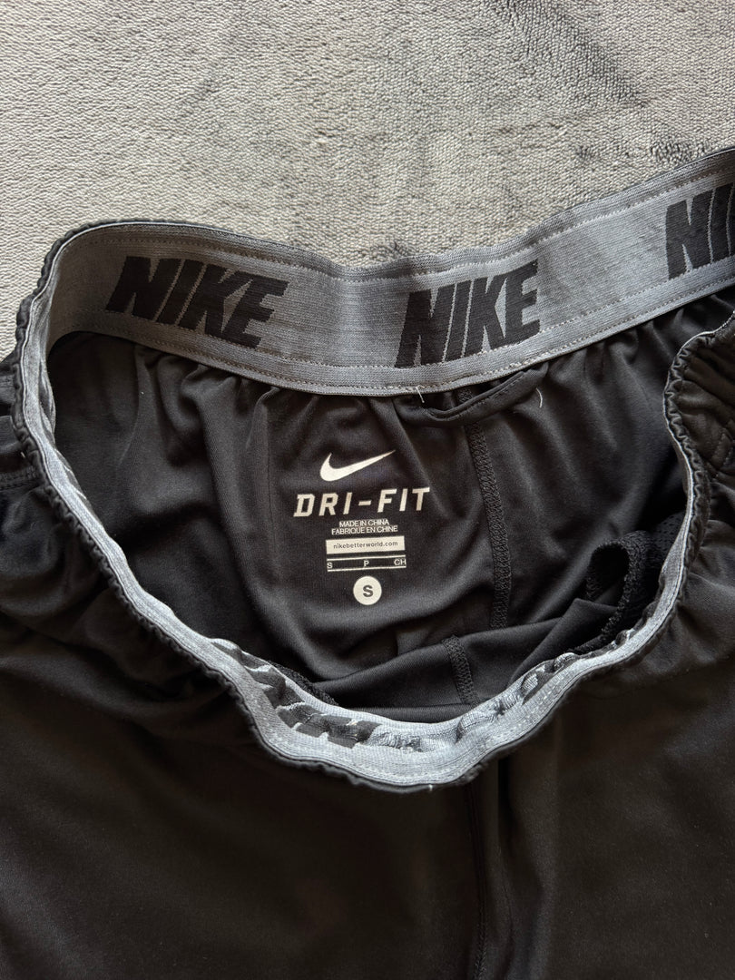 (ЗАБЕЛЕЖКА) (S) Nike Dri Fit мъжки шорти (ЛОГОТО И ДУПКА)